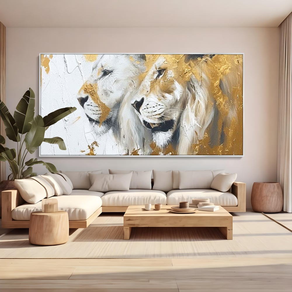 Tablou canvas cu tablou canvas cu doi lei si accente aurii, in rama de aluminiu argintiu, pe perete intr-un living